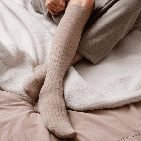 Podkolanówki beżowe, prążkowane 70% merino