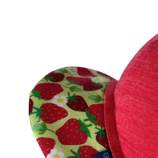 Czapka z daszkiem truskawka Gluckskind merino jedwab dziecięca